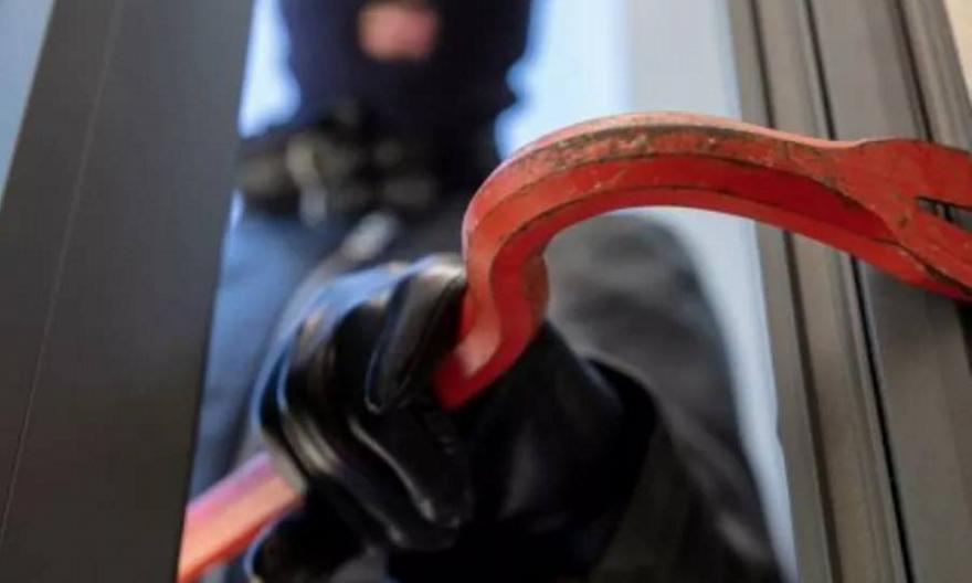 Γλυφάδα: Έσπασαν τη τζαμαρία και άρπαξαν κινητά και smartwatches αξίας περίπου 15.000 ευρώ