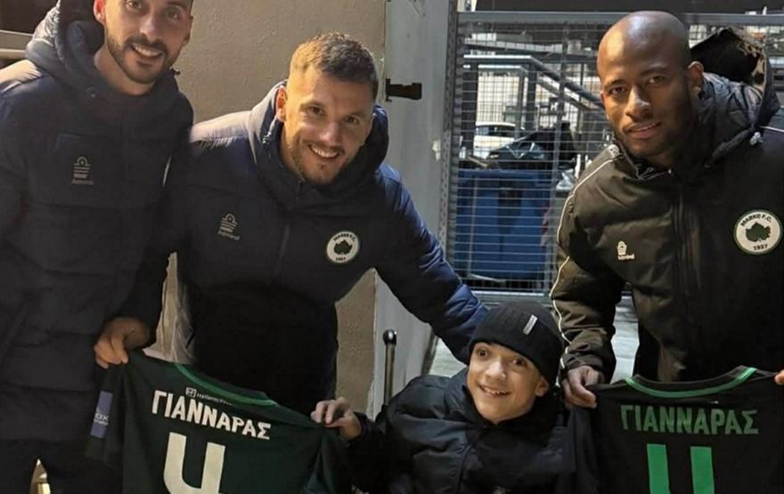 Όμορφη κίνηση από τη Μαρκό: Χάρισε δύο φανέλες στον μικρό Γιαννάκη!