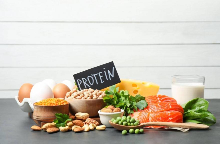 Γιατί ξαφνικά τα ράφια των σούπερ μάρκετ γέμισαν με προϊόντα με έξτρα πρωτεΐνη;