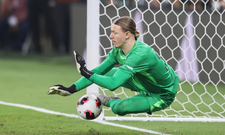 Ο Σαφόνοφ έπιασε 4 πέναλτι και χάρισε το Διηπειρωτικό στην Παρί