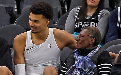 Τα δάκρυα του Γουεμπανιαμά στη συνέντευξη Τύπου για την απώλεια της γιαγιάς του