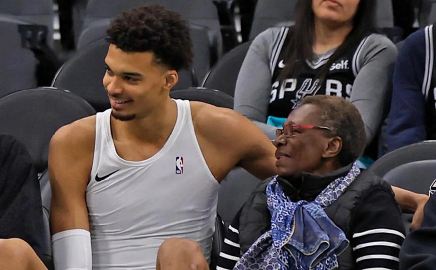 Τα δάκρυα του Γουεμπανιαμά στη συνέντευξη Τύπου για την απώλεια της γιαγιάς του