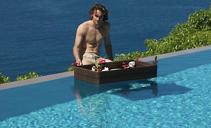 Οι χλιδάτες διακοπές του Τσιτσιπά