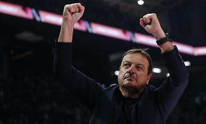 Ο Αταμάν με υψωμένες γροθιές σήκωσε στο πόδι το «Athens Telekom Center» και αποθεώθηκε!