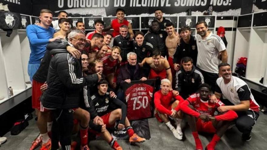 Ο Μουρίνιο γιόρτασε την 750ή νίκη της καριέρας του με τους παίκτες της Μπενφίκα
