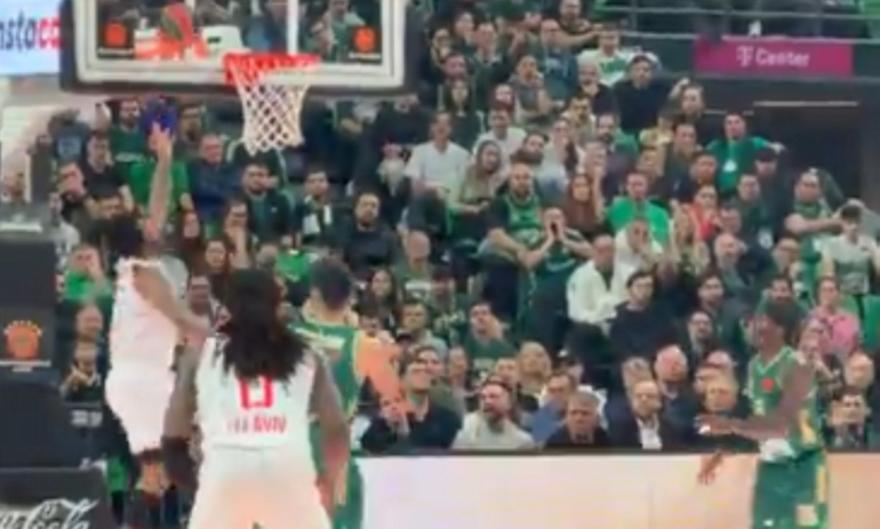 Εντυπωσιακός Τζόουνς, «χόρεψε» τον Ρογκαβόπουλο και έφτασε στο καλάθι