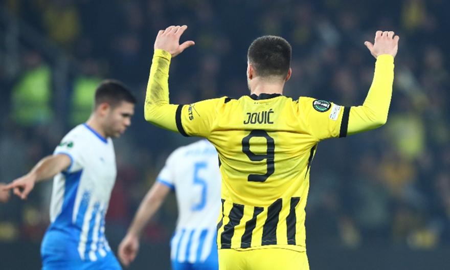 Σώζει πάνω στη γραμμή ο Ισένκο την κεφαλιά του Γιόβιτς!