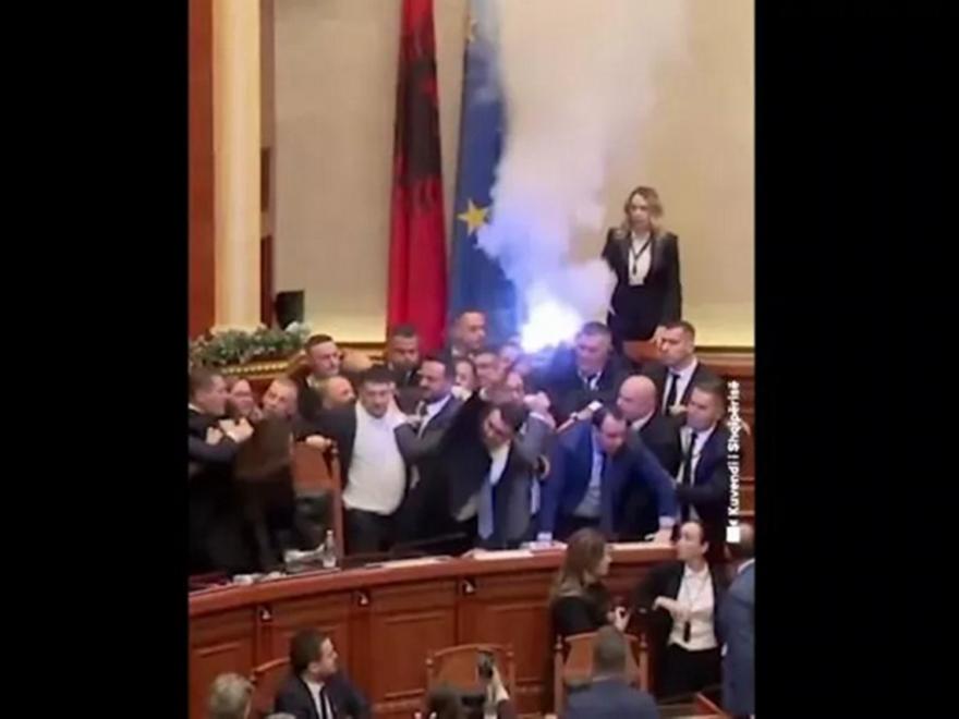 Χάος στην αλβανική βουλή: Βουλευτές συγκρούστηκαν με αστυνομικούς και πέταξαν νερό στον πρόεδρο!