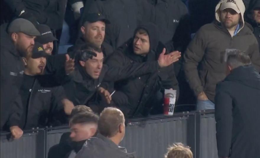 Οργή οπαδών κατά Φαν Πέρσι: Τους αντιμετώπισε μετά τον αποκλεισμό της Φέγενορντ στους «32» του Κυπέλλου