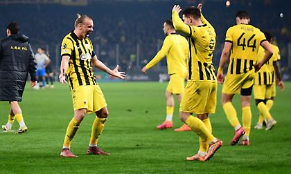 Η έκρηξη στο 3-2, το φιλί Ηλιόπουλου σε Πινέδα και ο χαμός στ’ αποδυτήρια: Η παρακάμερα του ΑΕΚ-Κραϊόβα