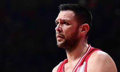 Έφυγε ματωμένος, αλλά επέστρεψε ο Παπανικολάου