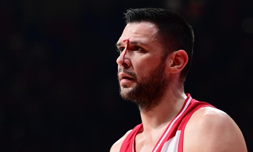 Έφυγε ματωμένος, αλλά επέστρεψε ο Παπανικολάου (pics)