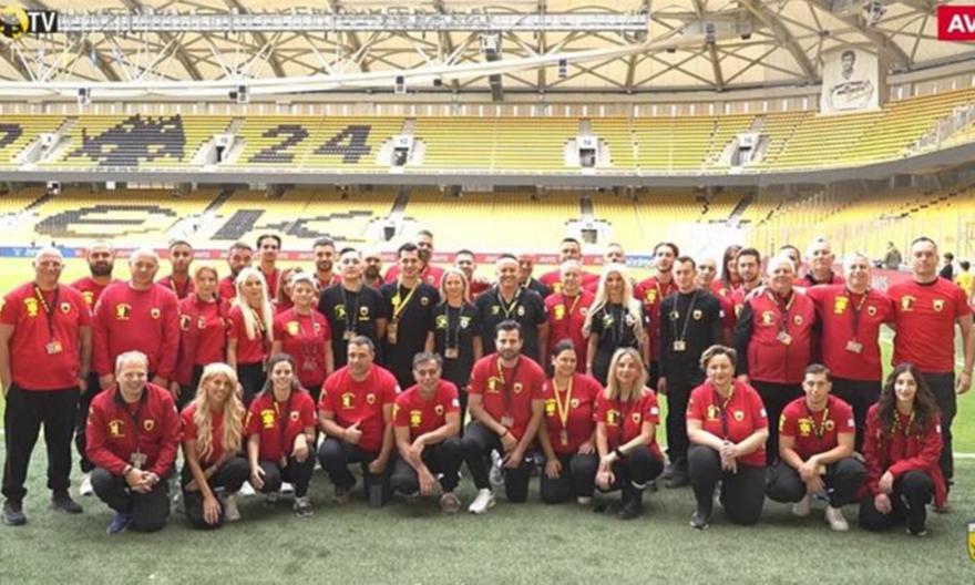 Οπαδός της ΑΕΚ χρειάστηκε διασώστη στο 2-2, αλλά μετά ζήτησε να δει και το πέναλτι