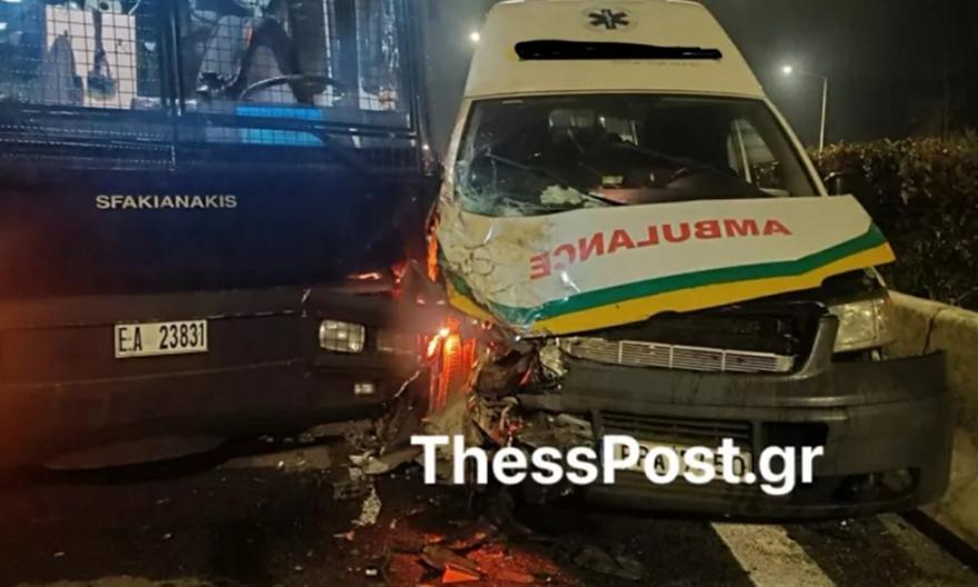 Ασθενοφόρο έπεσε πάνω σε κλούβα της ΕΛΑΣ στον Πλατύκαμπο: Τραυματίστηκε ο συνοδηγός