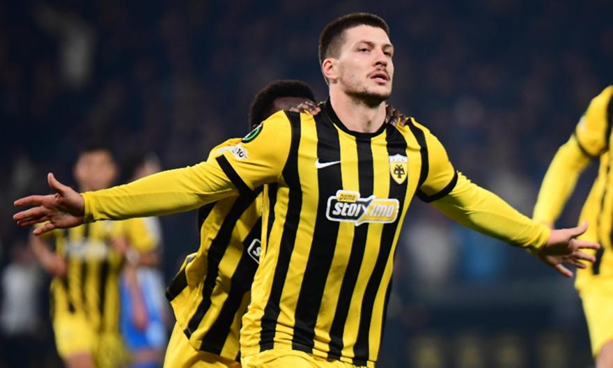 Οπαδός της ΑΕΚ χρειάστηκε διασώστη στο 2-2, αλλά μετά ζήτησε να δει και το πέναλτι