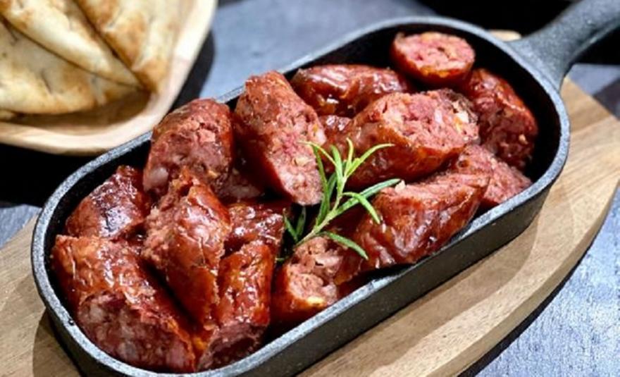 «Μεθυσμένα» λουκάνικα στο τηγάνι