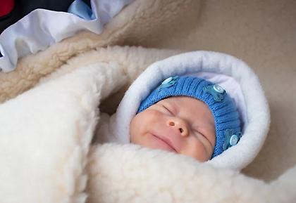 Θεσσαλονίκη: Γονείς άφησαν τα παιδιά τους να κοιμηθούν στην αυλή - Βρέφος το ένα