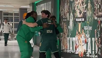 «Είναι τρελοί αυτοί οι πράσινοι»: Πάρτι... από τ' αποδυτήρια μέχρι το παρκέ για τον Παναθηναϊκό