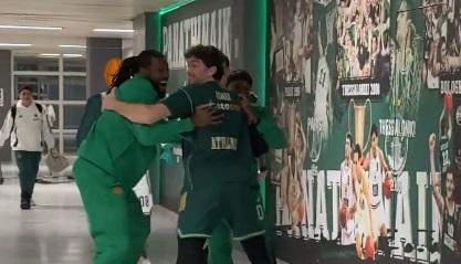 «Είναι τρελοί αυτοί οι πράσινοι»: Πάρτι... από τ' αποδυτήρια μέχρι το παρκέ για τον Παναθηναϊκό