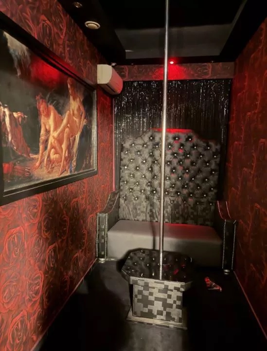 Έφοδος του «ελληνικού FBI» σε 2 καταστήματα stripshow στην Καλλιθέα
