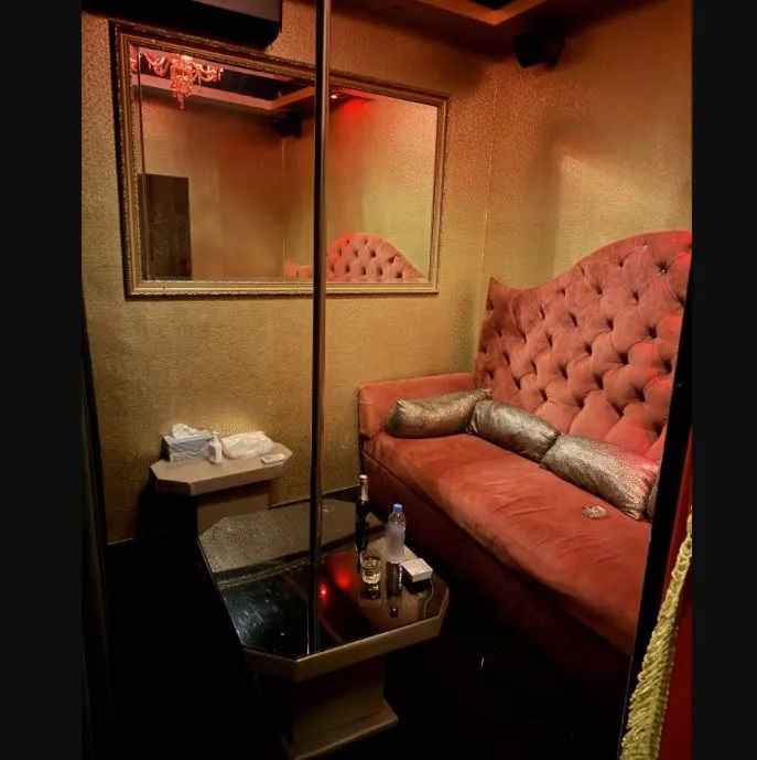 Έφοδος του «ελληνικού FBI» σε 2 καταστήματα stripshow στην Καλλιθέα