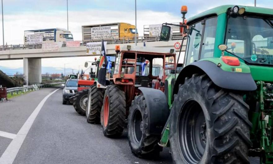 Συνεχίζονται οι αγροτικές κινητοποιήσεις: Χριστούγεννα στα μπλόκα – Ανοίγουν τα διόδια το Σαββατοκύριακο
