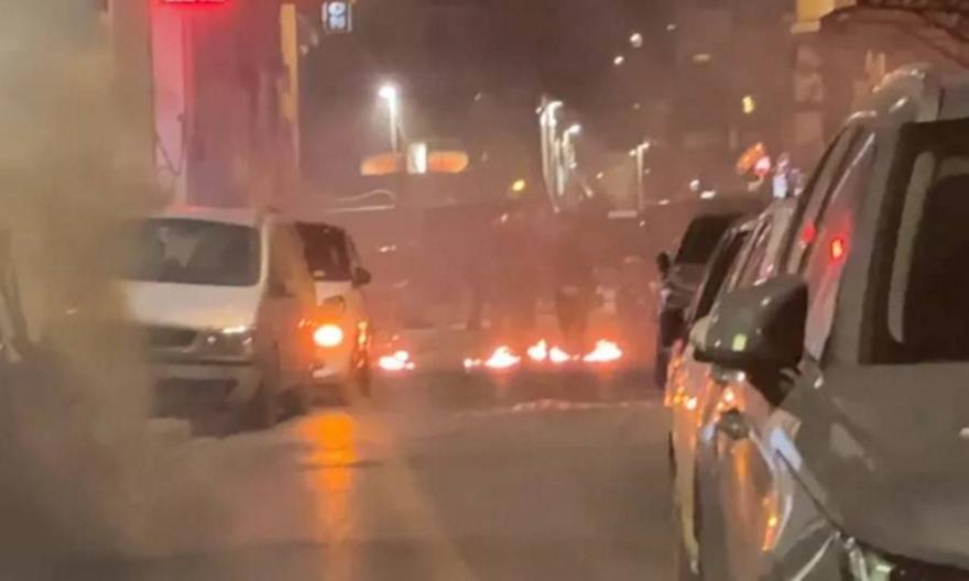 «Βροχή» από μολότοφ το βράδυ στα Εξάρχεια