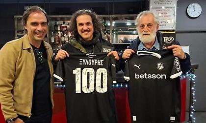 ΟΦΗ: Δώρο φανέλα και μετάλλιο στους ηθοποιούς στην πρεμιέρα της ταινίας για τον Νίκο Ξυλούρη