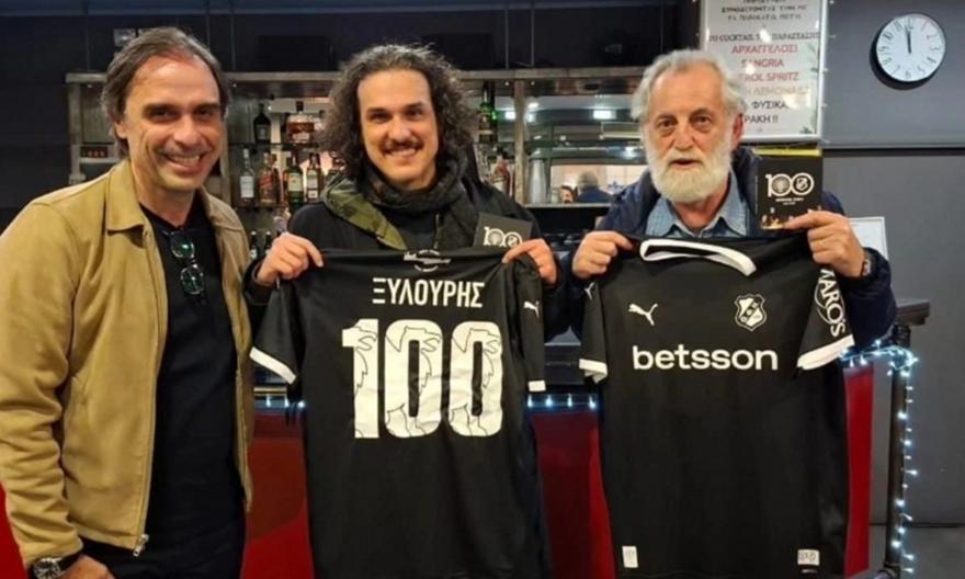 ΟΦΗ: Δώρο φανέλα και μετάλλιο στους ηθοποιούς στην πρεμιέρα της ταινίας για τον Νίκο Ξυλούρη