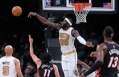 NBA: Εκρηκτικοί Γουάιτ και Γουεμπανιάμα, διπλό μήνυμα από Σίξερς και Μπουλς