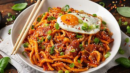 Γρήγορο stir fry με noodles, κοτόπουλο και ασιάτικη πάστα gochujang