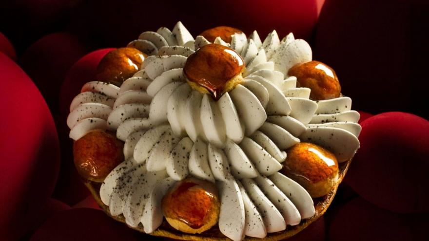 Από πανετόνε μέχρι mont blanc: Ανακαλύπτουμε τα πιο εντυπωσιακά γιορτινά γλυκά στα ζαχαροπλαστεία της Αθήνας