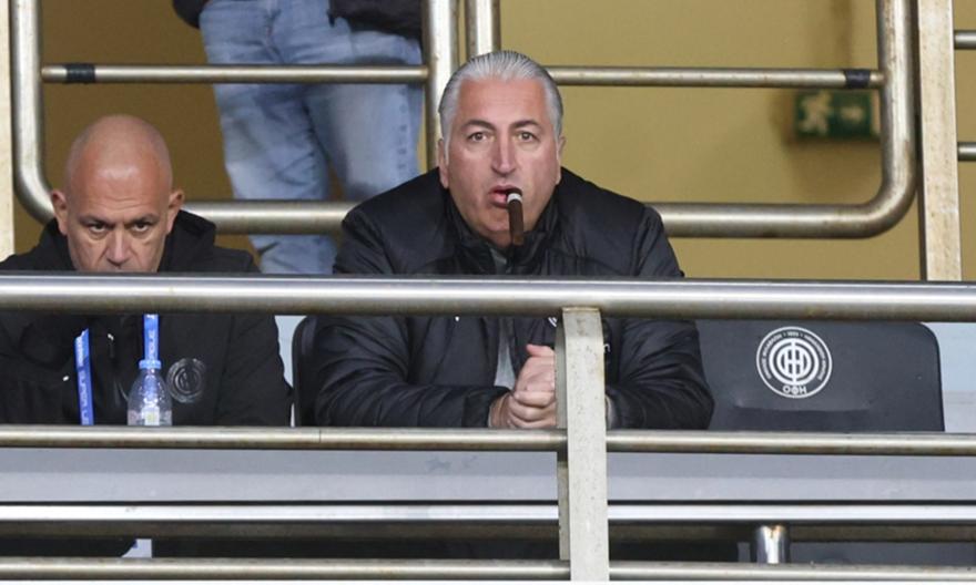 Έξαλλος με τη διαιτησία ο Μπούσης: Άφησε να εννοηθεί ότι δεν έπρεπε να μετρήσουν τα γκολ της ΑΕΚ