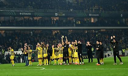 Τρέλα από τον κόσμο της ΑΕΚ, έκανε τη νύχτα μέρα με καπνογόνα στην υποδοχή του πούλμαν!