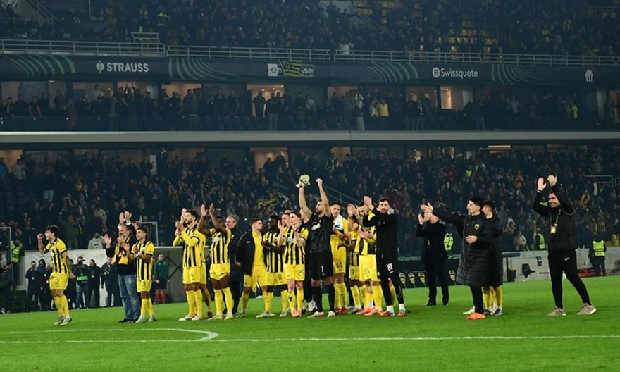 Τρέλα από τον κόσμο της ΑΕΚ, έκανε τη νύχτα μέρα με καπνογόνα στην υποδοχή του πούλμαν!