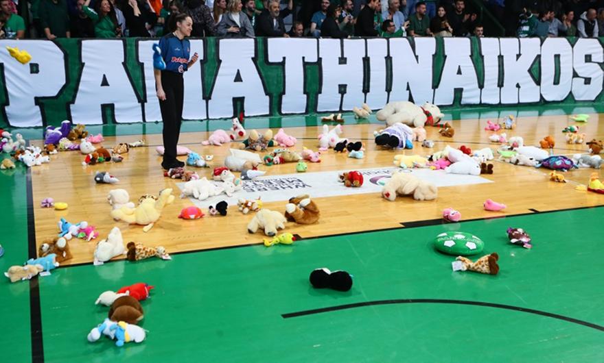 Υπέροχη κίνηση από τους οπαδούς του Παναθηναϊκού με τα λούτρινα κουκλάκια για το Χαμόγελο του Παιδιού