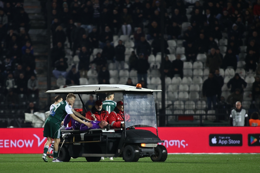 ΠΑΟΚ-Παναθηναϊκός: Αποχώρησε με φορείο μετά από σύγκρουση με τον Σφιντέρσκι ο Παβλένκα