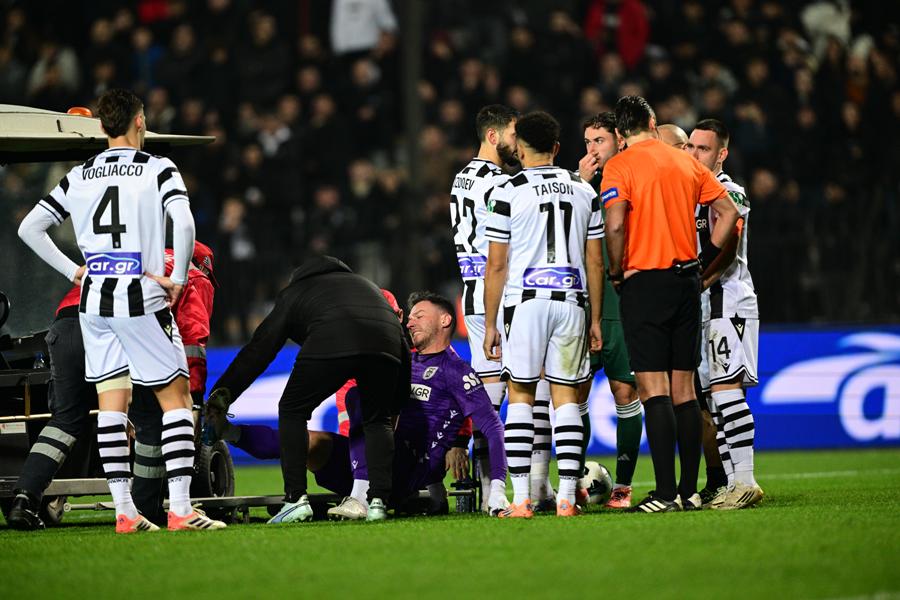 ΠΑΟΚ-Παναθηναϊκός: Αποχώρησε με φορείο μετά από σύγκρουση με τον Σφιντέρσκι ο Παβλένκα