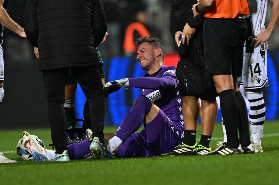 ΠΑΟΚ-Παναθηναϊκός: Αποχώρησε με φορείο μετά από σύγκρουση με τον Σφιντέρσκι ο Παβλένκα