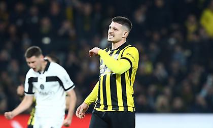 Κλώτσησε ψηλά την ευκαιρία ισοφάρισης η ΑΕΚ, χαμένο πέναλτι του Γιόβιτς στην εκπνοή του ημιχρόνου!