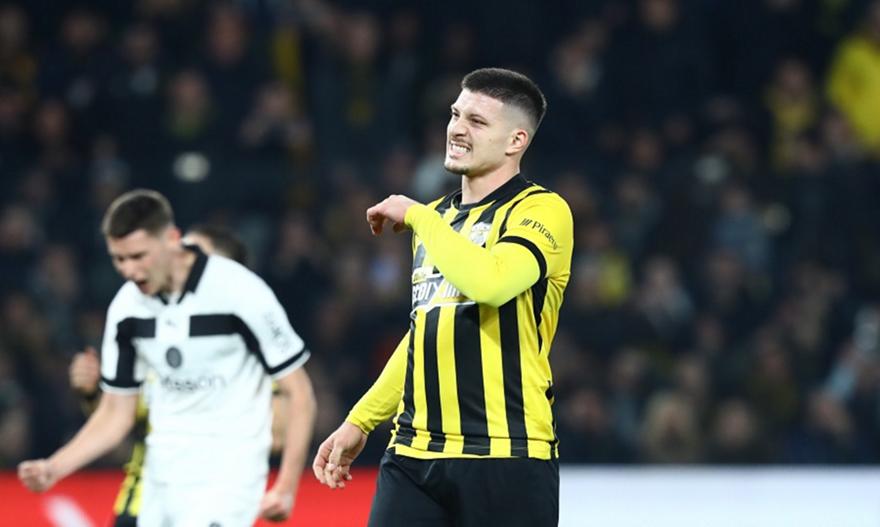 Κλώτσησε ψηλά την ευκαιρία ισοφάρισης η ΑΕΚ, χαμένο πέναλτι του Γιόβιτς στην εκπνοή του ημιχρόνου!