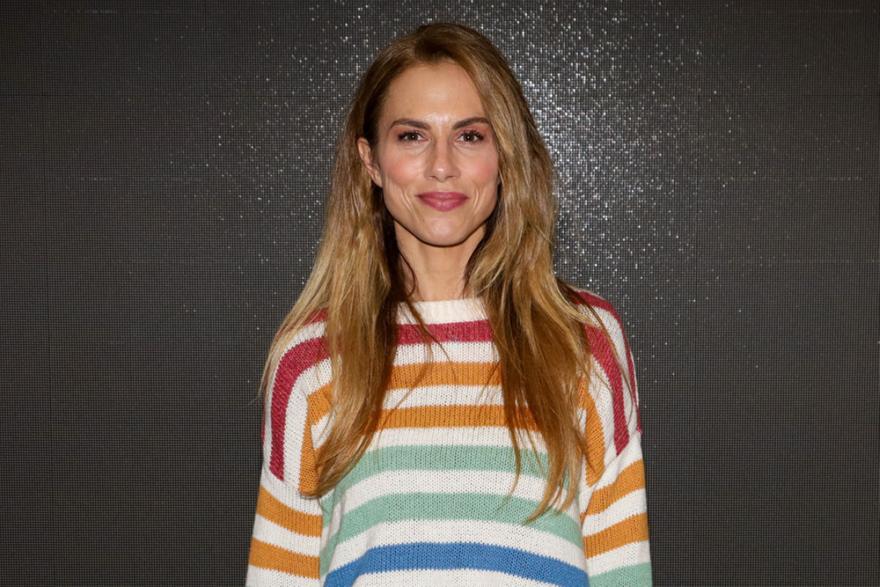 Ντορέττα Παπαδημητρίου: Η πιο αυθεντική Ελληνίδα μάνα που περιμένει τον γιο της στο αεροδρόμιο με τις πιτζάμες