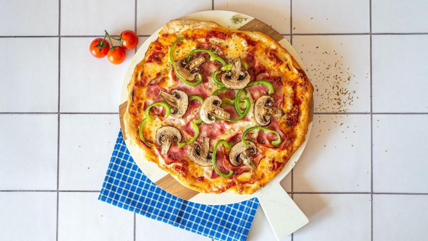 Πίτσα σπέσιαλ με χειροποίητη ζύμη