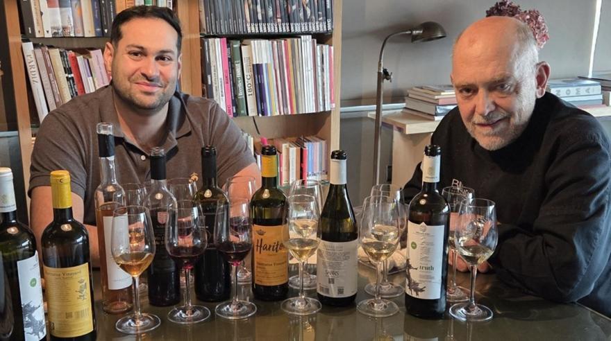 Ο Γιώργος Αντωνέλλος συναντά τον Στέλιο Παρλιάρο σε μια βραδιά αφιερωμένη στα κεφαλονίτικα κρασιά