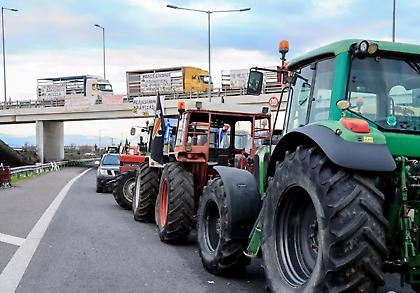 Αμετακίνητοι οι αγρότες στα μπλόκα, ανοίγουν τα διόδια για τις γιορτές - Νέα σύσκεψη σήμερα