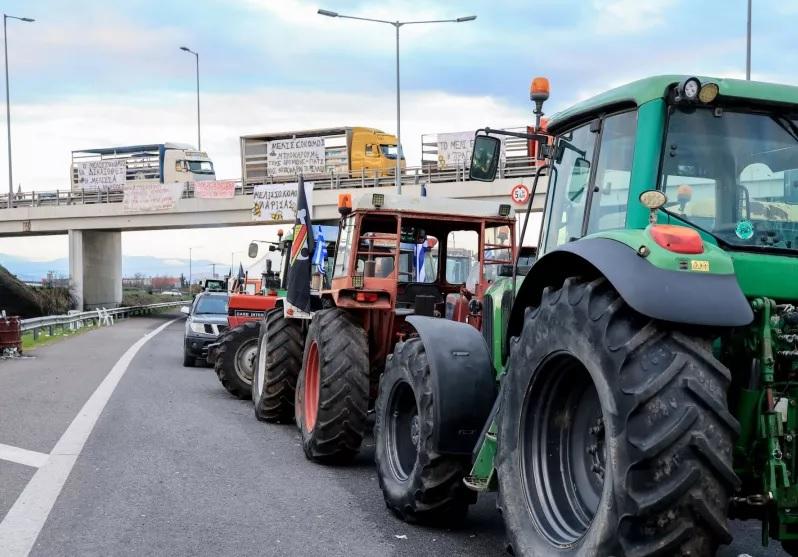 Αμετακίνητοι οι αγρότες στα μπλόκα, ανοίγουν τα διόδια για τις γιορτές - Νέα σύσκεψη σήμερα