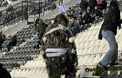 Οπαδός του ΠΑΟΚ ντύθηκε Χριστουγεννιάτικο δέντρο στην Τούμπα