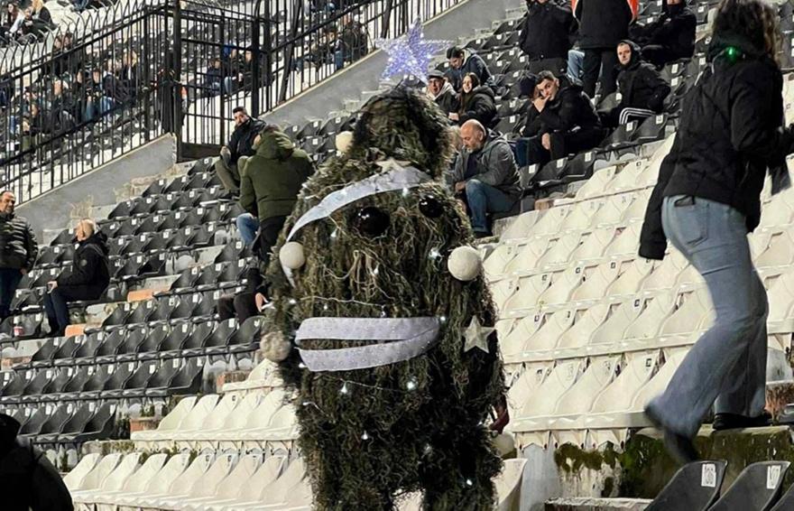 Οπαδός του ΠΑΟΚ ντύθηκε Χριστουγεννιάτικο δέντρο στην Τούμπα