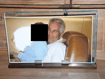 Ανατριχίλα: Φωτογραφίες-σοκ του Έπσταϊν να φιλάει και να αγκαλιάζει ανήλικα κορίτσια