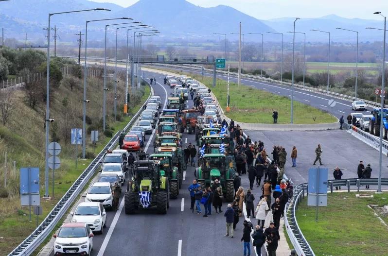 Οι αγρότες έκλεισαν τις σήραγγες στα Τέμπη – Η αστυνομία απαγόρευσε τη διέλευση και για ΙΧ